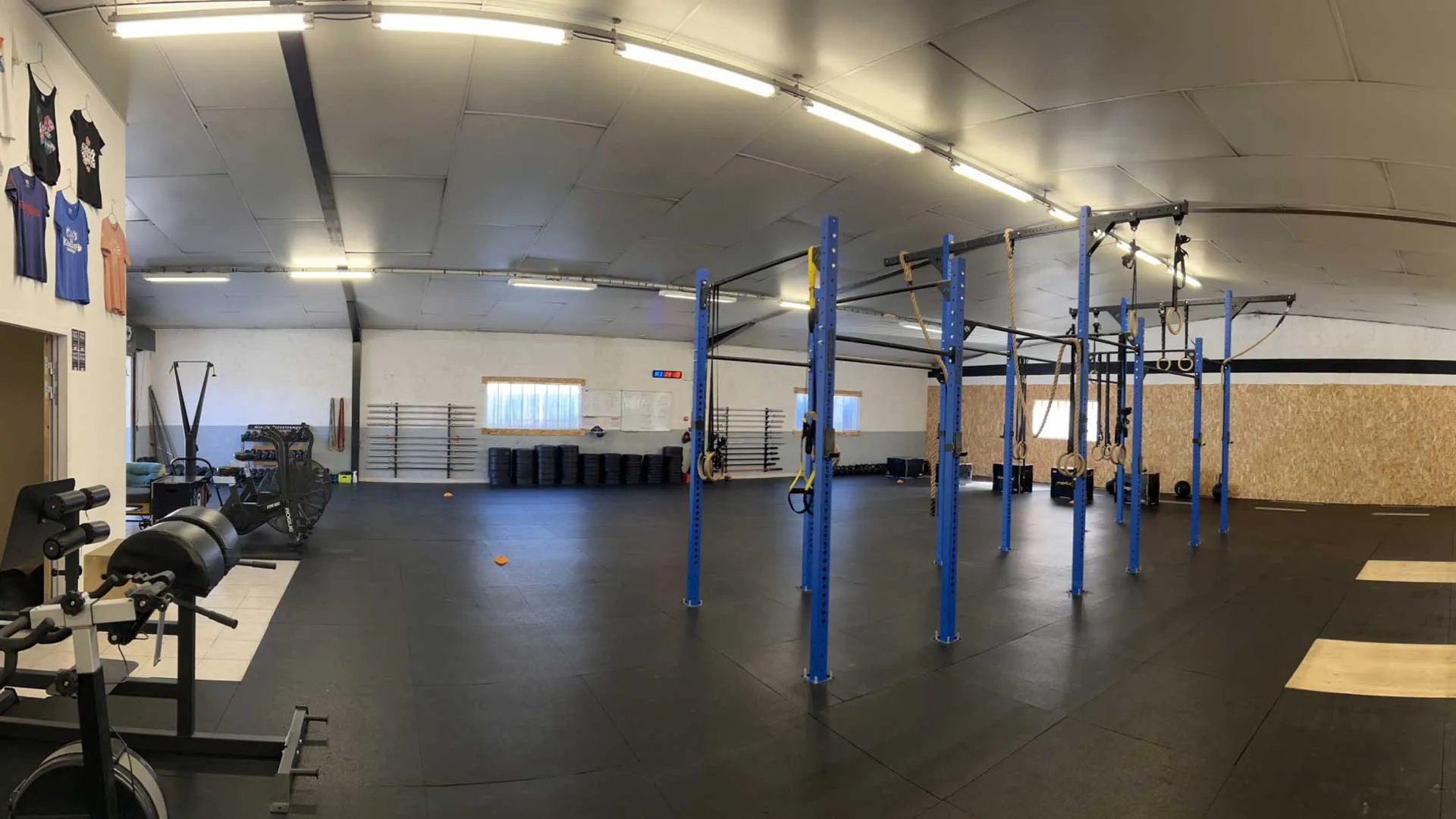 Salle de CrossFit avec structures de traction, anneaux, cordes et rameurs