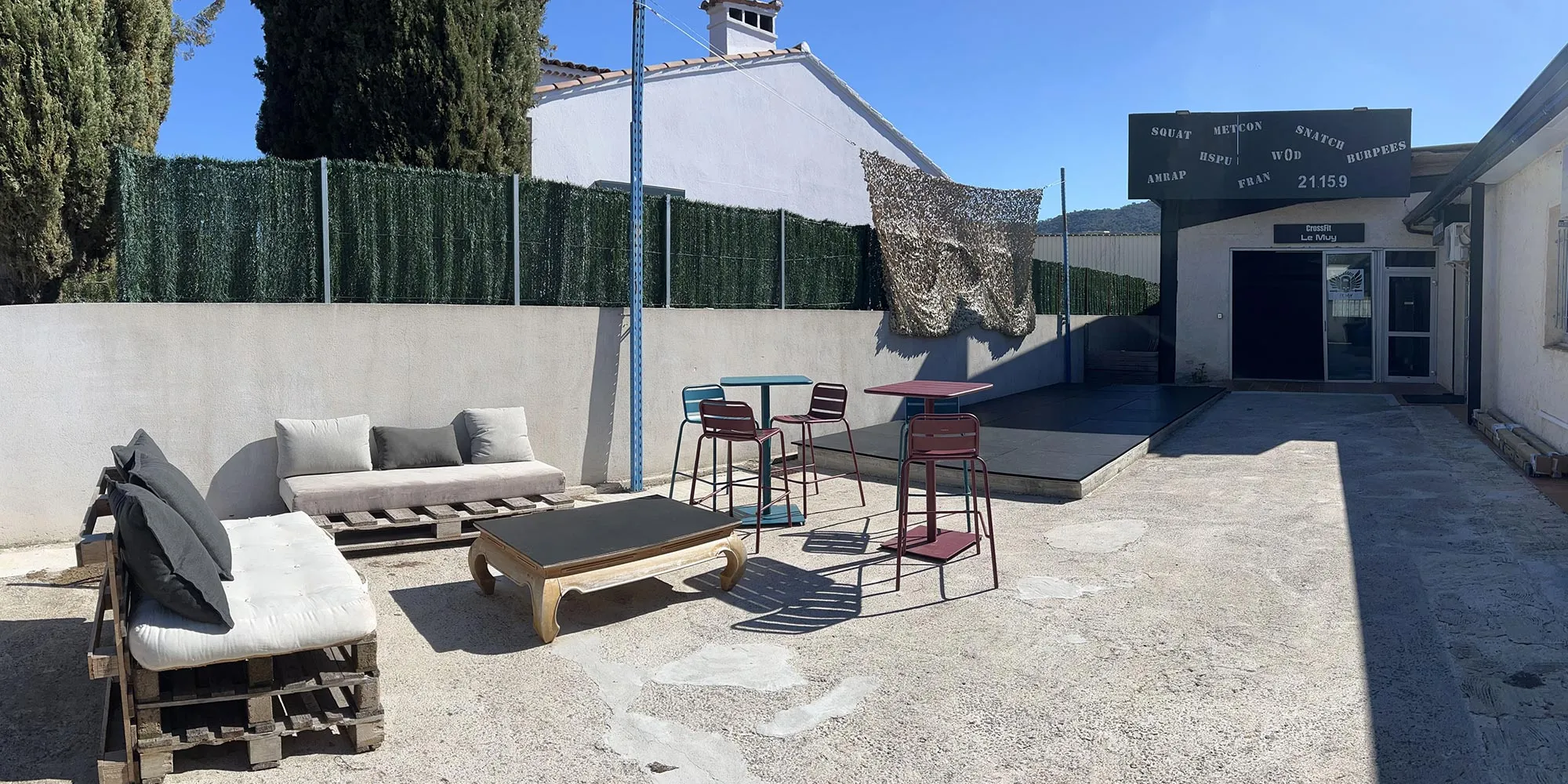 Entrée extérieure de CrossFit Le Muy avec terrasse aménagée